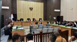 Sidang kasus PT Ratu Samban Mining mengungkap saksi tidak pernah terlibat penyusunan AMDAL. Kuasa hukum Bebby Hussy menegaskan tanggung jawab ada pada pemegang IUP, bukan kontraktor.