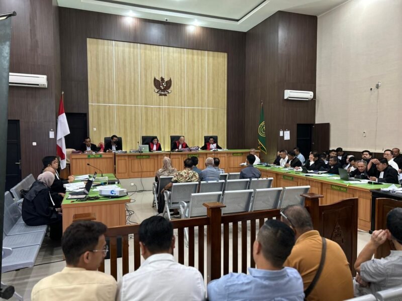 Sidang kasus PT Ratu Samban Mining mengungkap saksi tidak pernah terlibat penyusunan AMDAL. Kuasa hukum Bebby Hussy menegaskan tanggung jawab ada pada pemegang IUP, bukan kontraktor.