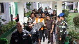 Mantan Bupati Bengkulu Utara Imron Rosyadi, usai ditetapkan tersangka oleh Kejati bengkulu, langsung digiring ke Lapas Bengkulu pada Selasa 10 Februari 2026