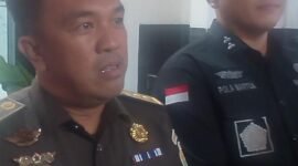Plh Kasi Penkum Kejati Bengkulu Denny Agustian dan Kepala Seksi Penyidikan Kejati Bengkulu, Pola Martua Siregar. Kejati Bengkulu telah memeriksa 20 saksi dalam kasus dugaan korupsi izin tambang PT RSM yang menyeret mantan Bupati Bengkulu Utara dan dua pejabat lainnya. Penyidikan masih terus berkembang.