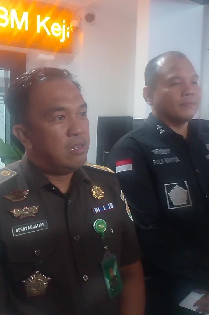 Plh Kasi Penkum Kejati Bengkulu Denny Agustian dan Kepala Seksi Penyidikan Kejati Bengkulu, Pola Martua Siregar. Kejati Bengkulu telah memeriksa 20 saksi dalam kasus dugaan korupsi izin tambang PT RSM yang menyeret mantan Bupati Bengkulu Utara dan dua pejabat lainnya. Penyidikan masih terus berkembang.