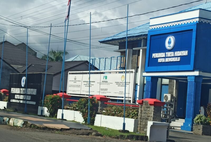 Polda Bengkulu mengembangkan kasus dugaan korupsi penerimaan PHL di Perumda Tirta Hidayah. Penyidik kini fokus mengungkap aliran dana Rp 9,5 miliar dan membuka peluang tersangka baru.