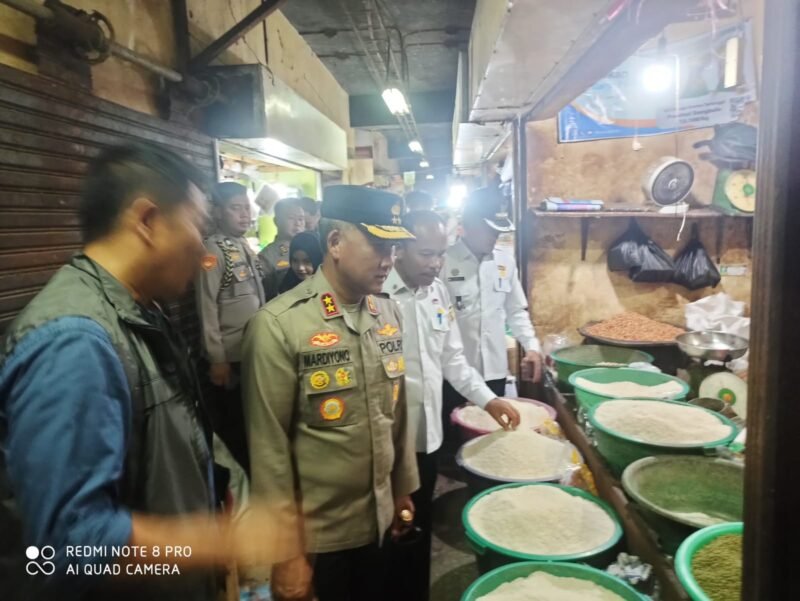 Kapolda Bengkulu Mardiyono turun langsung ke Pasar Minggu H-1 Ramadhan 2026. Harga ayam, daging, dan cabai naik namun masih dalam batas wajar sesuai HET dan HAP.