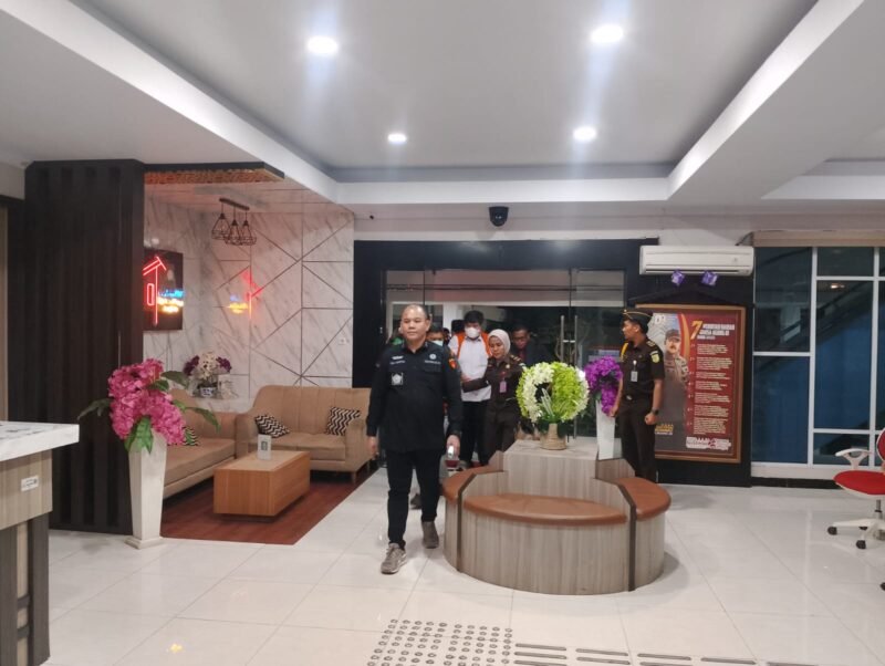 Penyidik Kejati Bengkulu menetapkan empat tersangka baru dalam dugaan korupsi proyek penggantian Sistem Kontrol Utama dan AVR PLTA Musi 2022–2023. Selisih harga mencapai Rp14 miliar dan diduga melebihi batas keuntungan wajar.