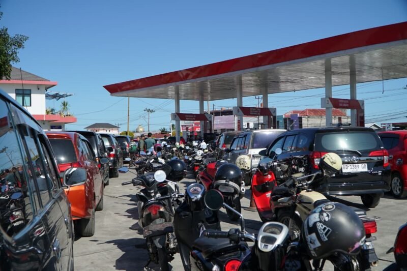 Pertamina memastikan stok BBM di Bengkulu tetap aman meski terjadi antrean panjang di SPBU. Distribusi dari Terminal Pulau Baai berjalan normal tanpa gangguan.