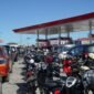 Pertamina memastikan stok BBM di Bengkulu tetap aman meski terjadi antrean panjang di SPBU. Distribusi dari Terminal Pulau Baai berjalan normal tanpa gangguan.