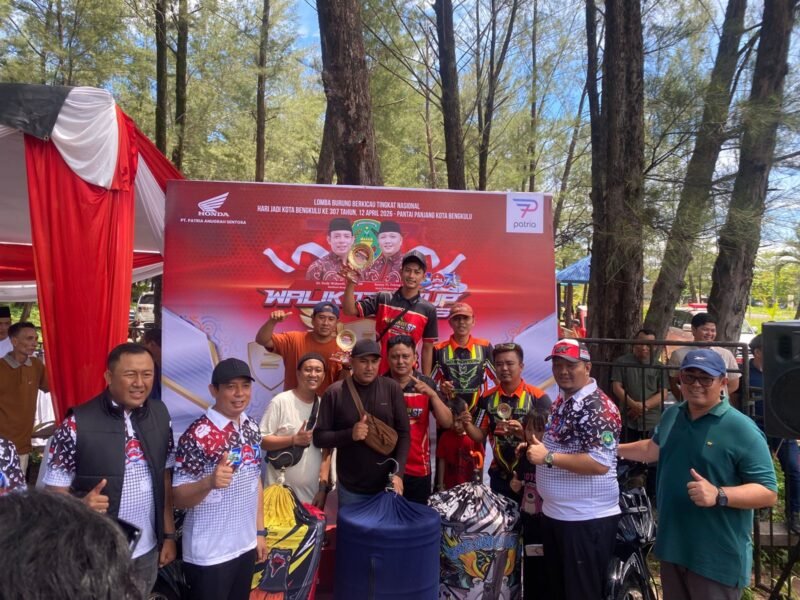 BERSAMA: Walikota Dedy Wahyudi dan Wakil Walikota Ronny Tobing, Foto bersama peserta Kicau Mania. (Minggu - 12-04-2026)-- FOTO: Handi//MBG.
