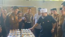 TINJAU: Gubernur Bengkulu Helmi Hasan meninjau pabrik minyak goreng BMP di Sawah Lebar. Produksi minyak goreng lokal ini disiapkan untuk menekan harga pasar dan memperkuat ekonomi daerah. (Senin-20-04-2026)--FOTO: HANDI//MBG.