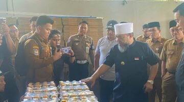 TINJAU: Gubernur Bengkulu Helmi Hasan meninjau pabrik minyak goreng BMP di Sawah Lebar. Produksi minyak goreng lokal ini disiapkan untuk menekan harga pasar dan memperkuat ekonomi daerah. (Senin-20-04-2026)--FOTO: HANDI//MBG.