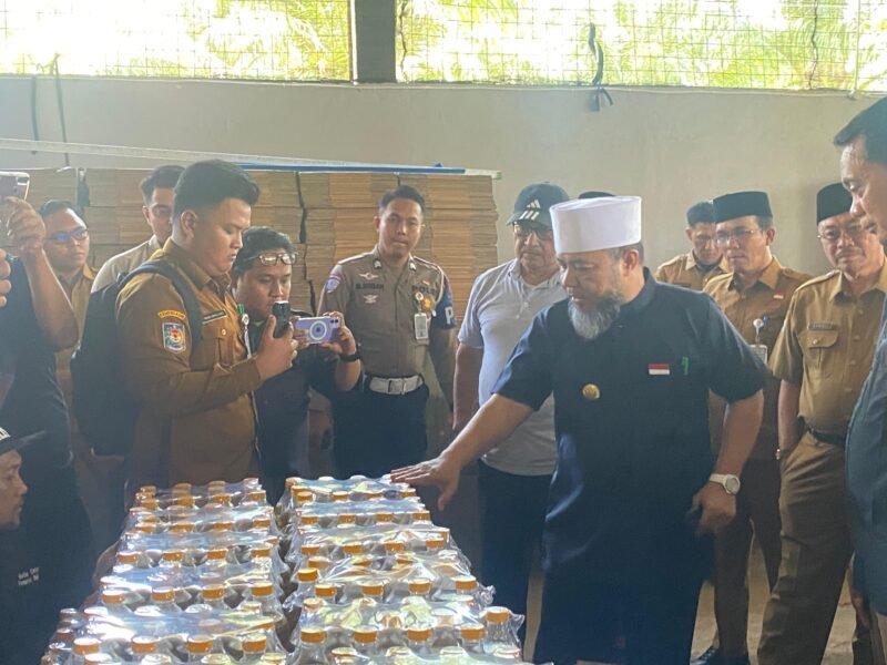 TINJAU: Gubernur Bengkulu Helmi Hasan meninjau pabrik minyak goreng BMP di Sawah Lebar. Produksi minyak goreng lokal ini disiapkan untuk menekan harga pasar dan memperkuat ekonomi daerah. (Senin-20-04-2026)--FOTO: HANDI//MBG.