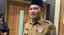 Pemprov Bengkulu memastikan belum menerima surat resmi terkait larangan guru honorer mengajar di sekolah negeri mulai 2027. Pemda masih menunggu aturan dan petunjuk teknis dari pemerintah pusat.