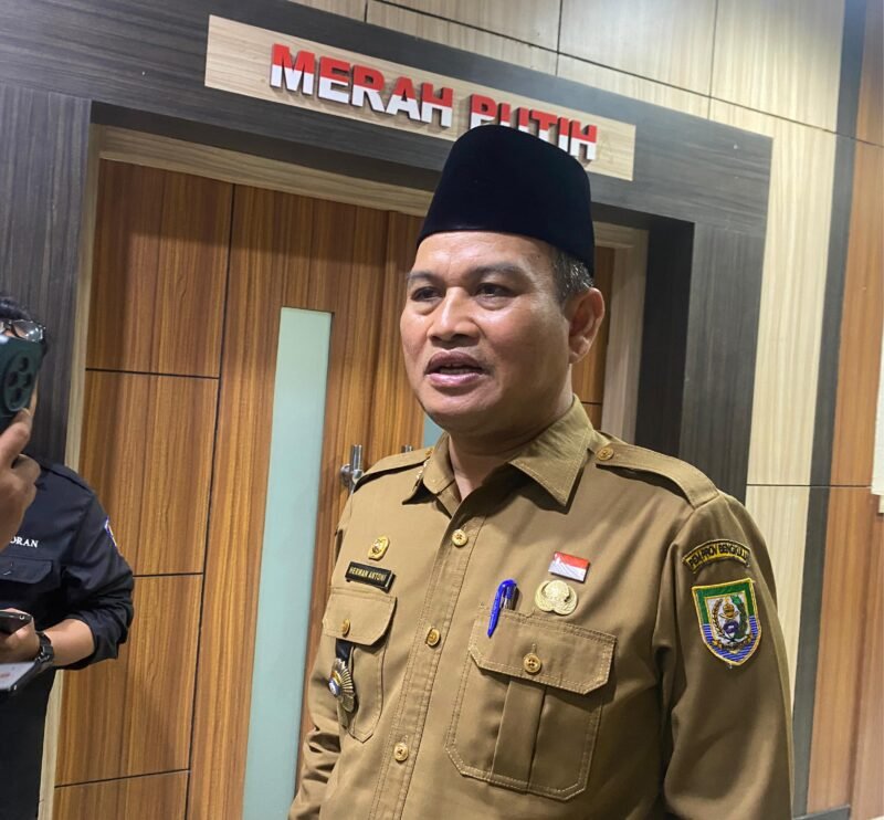 DAMPAK BBM NAIK: Kenaikan harga BBM non-subsidi mendorong Pemprov Bengkulu memperketat penggunaan kendaraan dinas. Sekdaprov Herwa Antoni, ASN diminta efisien dan beralih ke transportasi hemat biaya. (SELASA - 21- 04-2026)-- FOTO: HANDI//MBG.