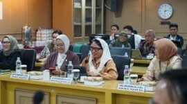 RAPAT KERJA: Dalam Rapat Kerja Anggota DPD RI Destita Khairilisani mendorong penguatan KONI dan menyuarakan kesiapan Bengkulu menjadi tuan rumah PON, sekaligus menekankan pentingnya pembinaan atlet sejak dini. (Senin-20-04-2026)--FOTO: IST//MBG.
