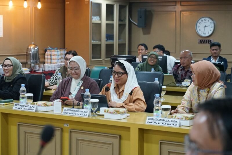 RAPAT KERJA: Dalam Rapat Kerja Anggota DPD RI Destita Khairilisani mendorong penguatan KONI dan menyuarakan kesiapan Bengkulu menjadi tuan rumah PON, sekaligus menekankan pentingnya pembinaan atlet sejak dini. (Senin-20-04-2026)--FOTO: IST//MBG.