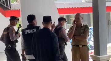 Polisi Geledah RSJ Soeprapto dan BKAD, Polisi Kenakan Rompi Tipidkor