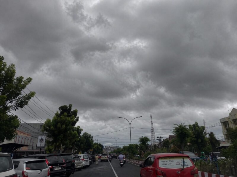 Cuaca mendung di wilaya Bengkulu, hijan lebat mengintai Bengkulu dua hari ke depan 
