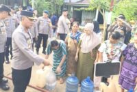 Kapolda Bengkulu, Irjen Pol. Mardiyono memantau masyarakat Lebong mengambul air bersih yang disediahkan Oleh Polda Bengkulu. (Rabu-08-04-2026)--Foto: IST//MBG.