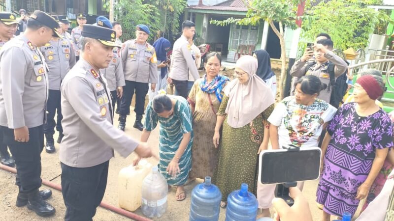 Kapolda Bengkulu, Irjen Pol. Mardiyono memantau masyarakat Lebong mengambul air bersih yang disediahkan Oleh Polda Bengkulu. (Rabu-08-04-2026)--Foto: IST//MBG.