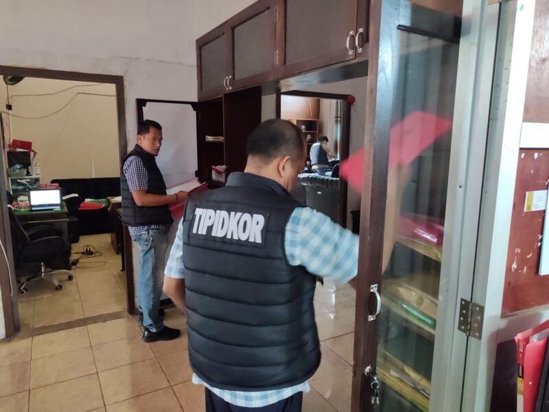 Polda Bengkulu menggeledah dua dinas dan empat rumah pejabat di Kepahiang terkait dugaan korupsi Rp6,2 miliar, dokumen diamankan sebagai barang bukti. (RAbu-08-04-2026) -- Foto IST//MBG