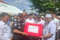 Gubernur Bengkulu Helmi Hasan menyerahkan bantuan  kepada bupati Lebong Azhari, pada (Rabu-08-04-2026) - Foto: IST//MBG