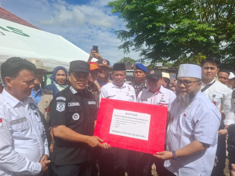 Gubernur Bengkulu Helmi Hasan menyerahkan bantuan  kepada bupati Lebong Azhari, pada (Rabu-08-04-2026) - Foto: IST//MBG