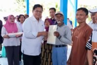 SERAHKAN: Wamen Viva Yoga saat menyerahkan SHM kepada transmigrandi kawasan Transmigrasi Pulubala, Kabupaten Gorontalo, Provinsi Gorontalo belum lama ini- Foto: IST//MBG