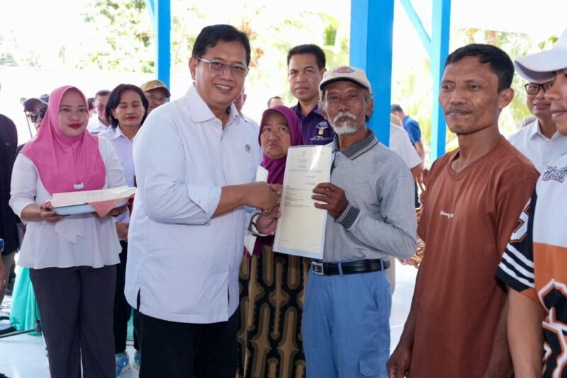 SERAHKAN: Wamen Viva Yoga saat menyerahkan SHM kepada transmigrandi kawasan Transmigrasi Pulubala, Kabupaten Gorontalo, Provinsi Gorontalo belum lama ini- Foto: IST//MBG