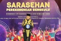 SAMPAIKAN: Asisten II Bidang Perekonomian dan Pembangunan, RA Denni dalam sambutanya diacra Sarasehan Perekonomian Bengkulu 2026 yang digelar di Hotel Santika Bengkulu, Kamis 09 April 2026.
Ekonomi Bengkulu tetap stabil di tengah tekanan global dengan pertumbuhan 4,82 persen dan inflasi terkendali, didukung sektor pertanian dan UMKM.