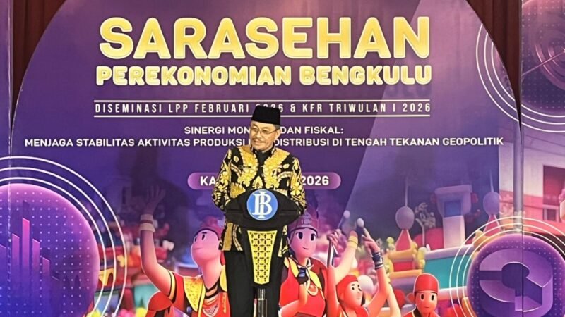 SAMPAIKAN: Asisten II Bidang Perekonomian dan Pembangunan, RA Denni dalam sambutanya diacra Sarasehan Perekonomian Bengkulu 2026 yang digelar di Hotel Santika Bengkulu, Kamis 09 April 2026.
Ekonomi Bengkulu tetap stabil di tengah tekanan global dengan pertumbuhan 4,82 persen dan inflasi terkendali, didukung sektor pertanian dan UMKM.