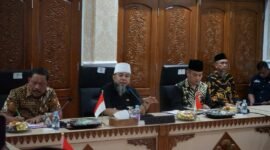 RAPAT: Dalam Rapat bersama OPD Gubernur Bengkulu, Helmi Hasan menegaskan bahwa seluruh kepala OPD tidak boleh menjadikan kebijakan efisiensi anggaran sebagai alasan untuk menurunkan kinerja. (Sabtu-10-04-2026)-- FOTO: IST//MBG.