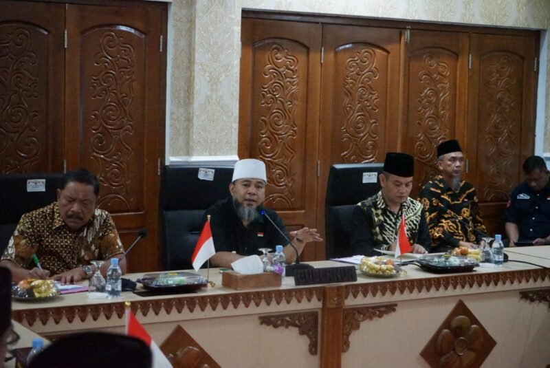 RAPAT: Dalam Rapat bersama OPD Gubernur Bengkulu, Helmi Hasan menegaskan bahwa seluruh kepala OPD tidak boleh menjadikan kebijakan efisiensi anggaran sebagai alasan untuk menurunkan kinerja. (Sabtu-10-04-2026)-- FOTO: IST//MBG.