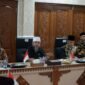 RAPAT: Dalam Rapat bersama OPD Gubernur Bengkulu, Helmi Hasan menegaskan bahwa seluruh kepala OPD tidak boleh menjadikan kebijakan efisiensi anggaran sebagai alasan untuk menurunkan kinerja. (Sabtu-10-04-2026)-- FOTO: IST//MBG.