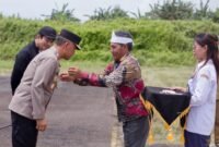 GELAR ADAT : Kapolda Bengkulu Irjen Pol Mardiyono dikukuhkan sebagai warga kehormatan Suku Kaitora di Enggano dan menerima gelar Raja Nahkona Kaitora dalam prosesi adat sakral. (Selasa-1404-2024)--FOTO: IST//MBG.