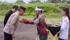 GELAR ADAT : Kapolda Bengkulu Irjen Pol Mardiyono dikukuhkan sebagai warga kehormatan Suku Kaitora di Enggano dan menerima gelar Raja Nahkona Kaitora dalam prosesi adat sakral. (Selasa-1404-2024)--FOTO: IST//MBG.