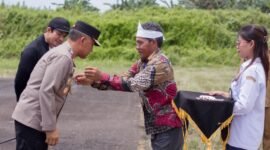 GELAR ADAT : Kapolda Bengkulu Irjen Pol Mardiyono dikukuhkan sebagai warga kehormatan Suku Kaitora di Enggano dan menerima gelar Raja Nahkona Kaitora dalam prosesi adat sakral. (Selasa-1404-2024)--FOTO: IST//MBG.