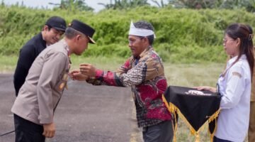 GELAR ADAT : Kapolda Bengkulu Irjen Pol Mardiyono dikukuhkan sebagai warga kehormatan Suku Kaitora di Enggano dan menerima gelar Raja Nahkona Kaitora dalam prosesi adat sakral. (Selasa-1404-2024)--FOTO: IST//MBG.