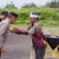 GELAR ADAT : Kapolda Bengkulu Irjen Pol Mardiyono dikukuhkan sebagai warga kehormatan Suku Kaitora di Enggano dan menerima gelar Raja Nahkona Kaitora dalam prosesi adat sakral. (Selasa-1404-2024)--FOTO: IST//MBG.