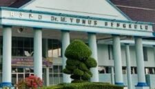 Krisis layanan cuci darah di RSUD M Yunus Bengkulu menuai kritik tajam. Sebanyak 50 pasien terlantar akibat stok BMHP habis, manajemen dinilai lalai dalam antisipasi.