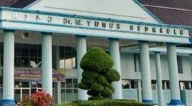 Krisis layanan cuci darah di RSUD M Yunus Bengkulu menuai kritik tajam. Sebanyak 50 pasien terlantar akibat stok BMHP habis, manajemen dinilai lalai dalam antisipasi.