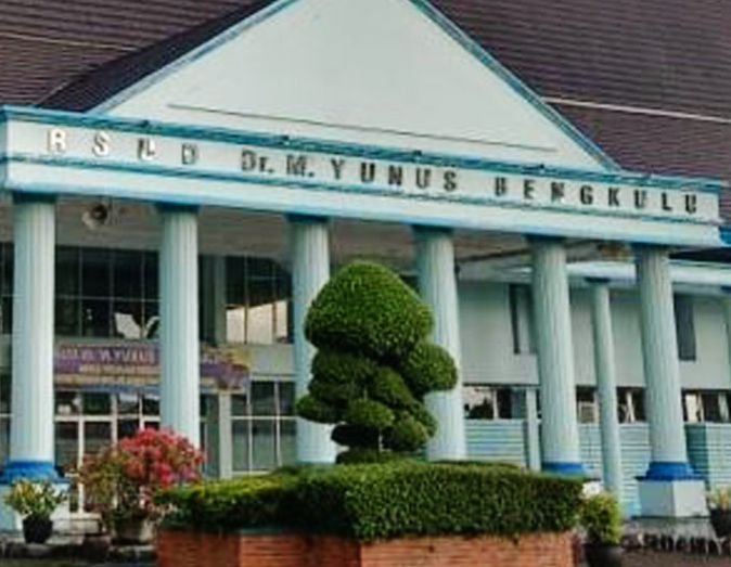 Krisis layanan cuci darah di RSUD M Yunus Bengkulu menuai kritik tajam. Sebanyak 50 pasien terlantar akibat stok BMHP habis, manajemen dinilai lalai dalam antisipasi.