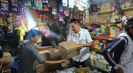 BULOG Bengkulu memastikan stok Minyakita aman dan harga tetap sesuai HET Rp15.700 per liter. Monitoring dilakukan di pasar untuk menjaga stabilitas pasokan dan harga.