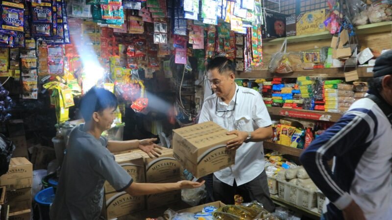 BULOG Bengkulu memastikan stok Minyakita aman dan harga tetap sesuai HET Rp15.700 per liter. Monitoring dilakukan di pasar untuk menjaga stabilitas pasokan dan harga.