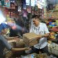 BULOG Bengkulu memastikan stok Minyakita aman dan harga tetap sesuai HET Rp15.700 per liter. Monitoring dilakukan di pasar untuk menjaga stabilitas pasokan dan harga.