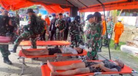 SIMULASI:  TNI, Polri, dan Pemda Bengkulu menggelar latihan kesiapsiagaan bencana untuk menghadapi ancaman gempa, tsunami, dan megathrust. Masyarakat dilibatkan untuk meningkatkan kesiapan dan keselamatan. (SABTU-18-04-2026)--FOTO: HANDI//MBG.