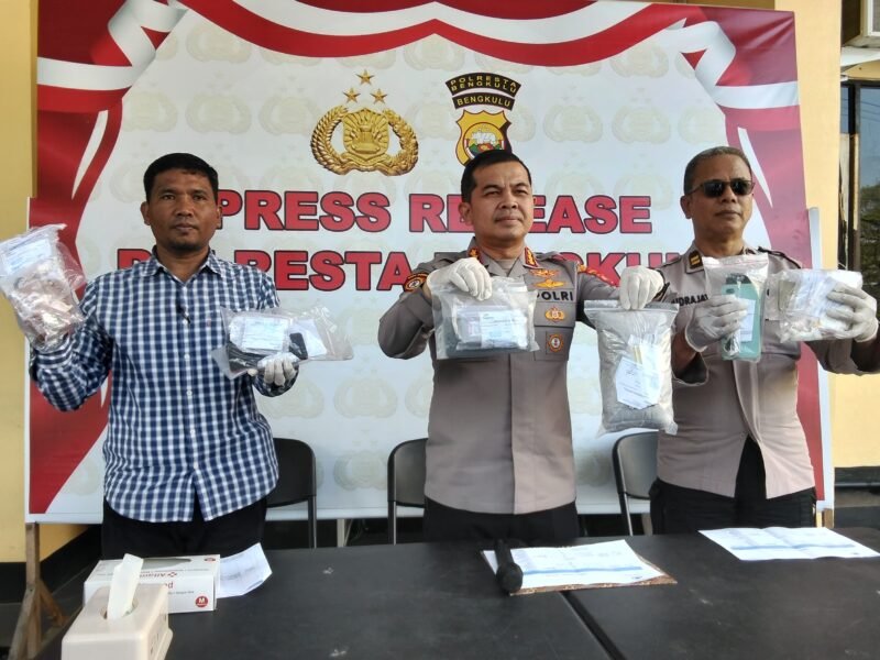 Polresta Bengkulu ungkap 6 kasus narkoba, sita 1 kg ganja dan 16 gram sabu. Sebanyak 7 tersangka dari berbagai kalangan berhasil diamankan sepanjang Maret–April 2026.