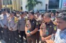 TEMUI: Kasi Penkum Kejati Bengkulu Fri Wisdom S. Sumbayak saat menemui masa aksi Rabu 22-04-2026, dia memastikan laporan dugaan aktivitas ilegal PT RAA ditindaklanjuti. Warga desak penegakan hukum atas dugaan sawit tanpa izin selama 17 tahun.