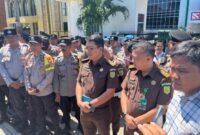 TEMUI: Kasi Penkum Kejati Bengkulu Fri Wisdom S. Sumbayak saat menemui masa aksi Rabu 22-04-2026, dia memastikan laporan dugaan aktivitas ilegal PT RAA ditindaklanjuti. Warga desak penegakan hukum atas dugaan sawit tanpa izin selama 17 tahun.