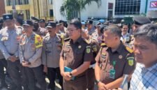 TEMUI: Kasi Penkum Kejati Bengkulu Fri Wisdom S. Sumbayak saat menemui masa aksi Rabu 22-04-2026, dia memastikan laporan dugaan aktivitas ilegal PT RAA ditindaklanjuti. Warga desak penegakan hukum atas dugaan sawit tanpa izin selama 17 tahun.