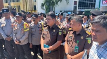 TEMUI: Kasi Penkum Kejati Bengkulu Fri Wisdom S. Sumbayak saat menemui masa aksi Rabu 22-04-2026, dia memastikan laporan dugaan aktivitas ilegal PT RAA ditindaklanjuti. Warga desak penegakan hukum atas dugaan sawit tanpa izin selama 17 tahun.