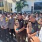 TEMUI: Kasi Penkum Kejati Bengkulu Fri Wisdom S. Sumbayak saat menemui masa aksi Rabu 22-04-2026, dia memastikan laporan dugaan aktivitas ilegal PT RAA ditindaklanjuti. Warga desak penegakan hukum atas dugaan sawit tanpa izin selama 17 tahun.